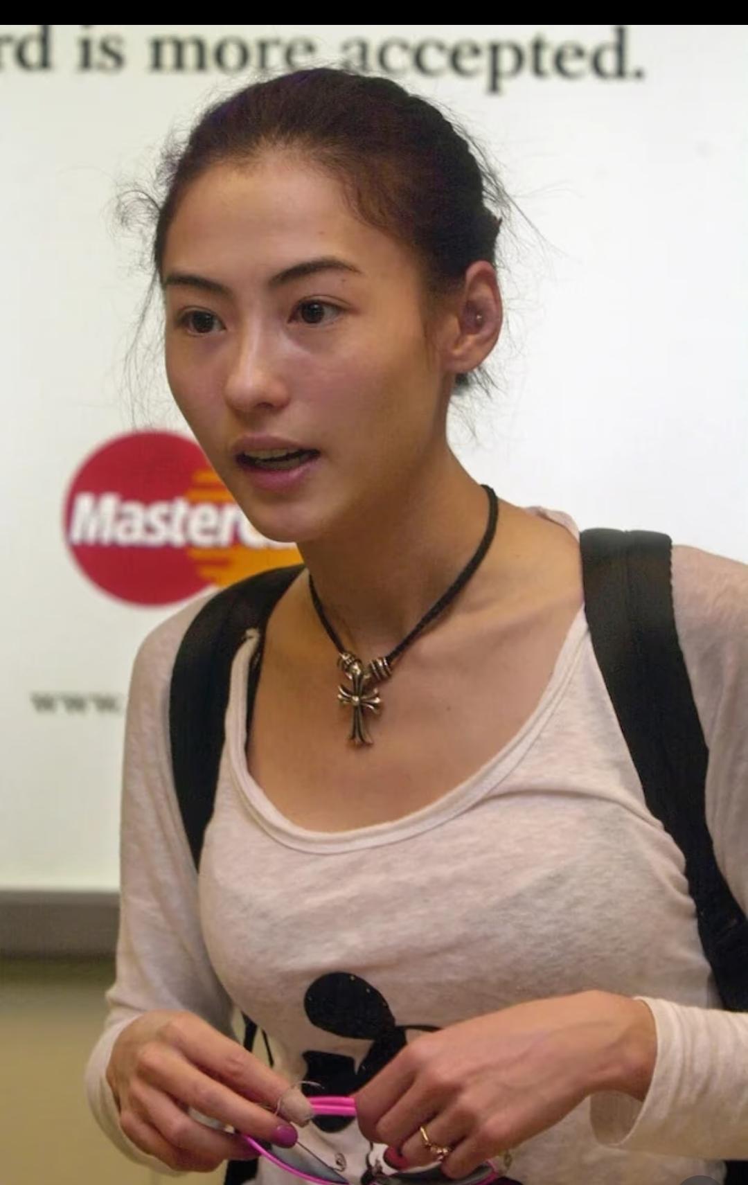 大美女就是这样
素颜不管什么发型
不需要氛围感
就是硬美