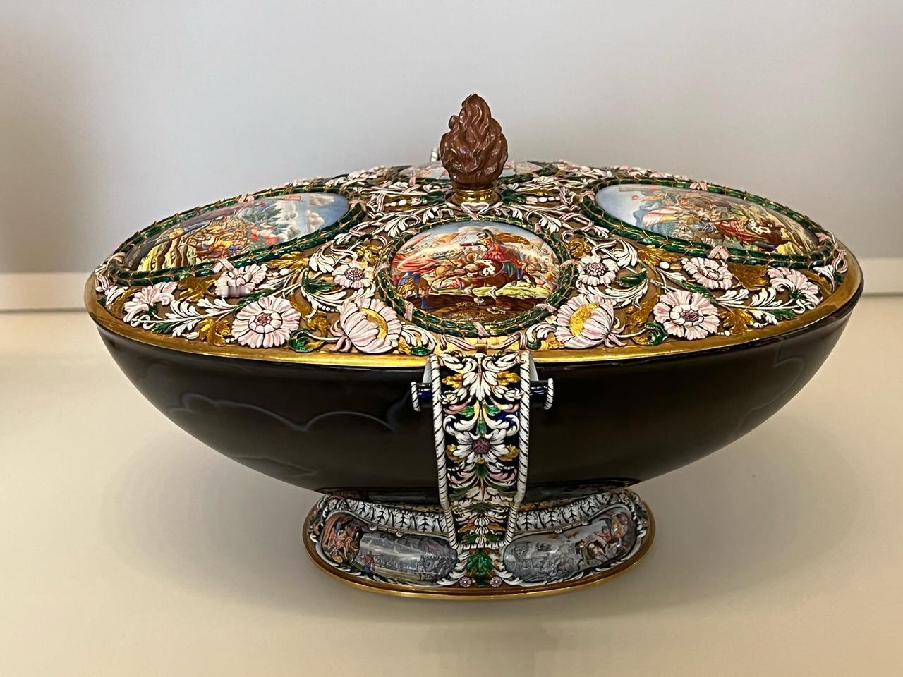 10月19日，巴黎卢浮宫遭4名劫匪伪装工人，乘吊篮潜入并作案，4至7分钟内盗走9