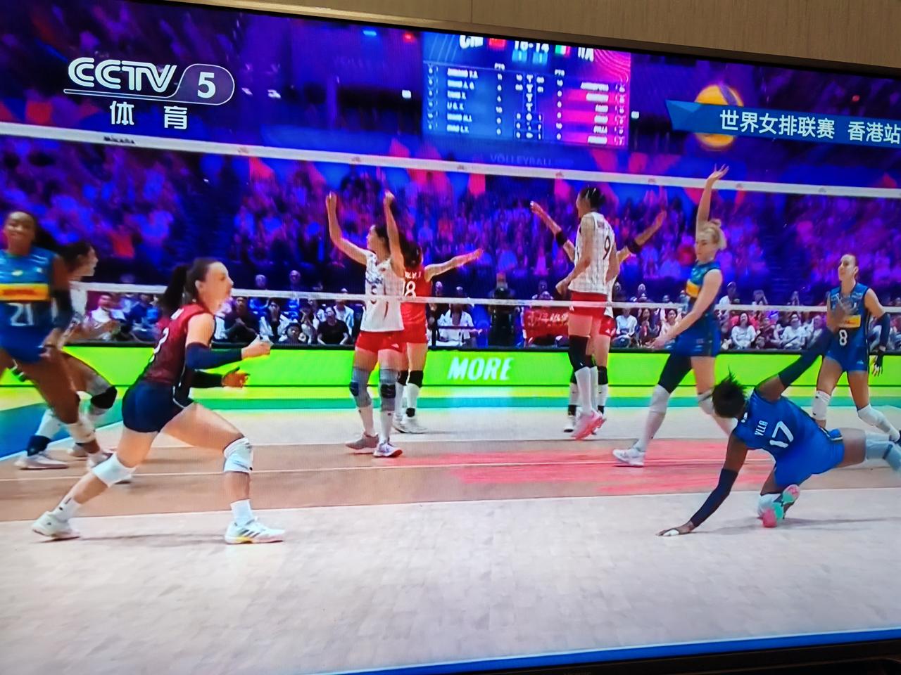2026年7月12号世界女排联赛香港站的比赛，中国女排对阵意大利女排，中国女排1