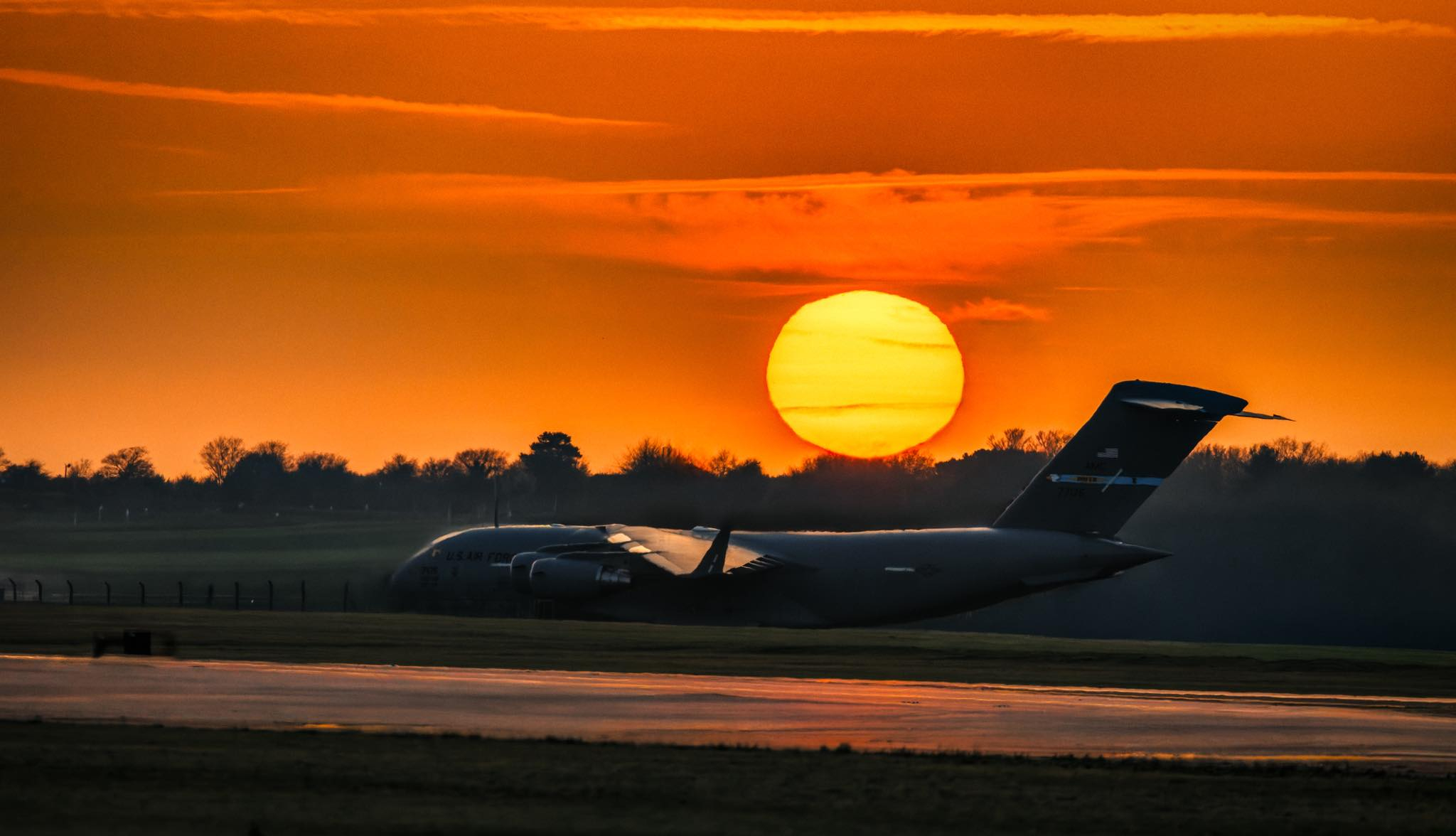 降落在英国的MD二等人C-17运输机，完成燃料补给后将前往中东美伊冲突
