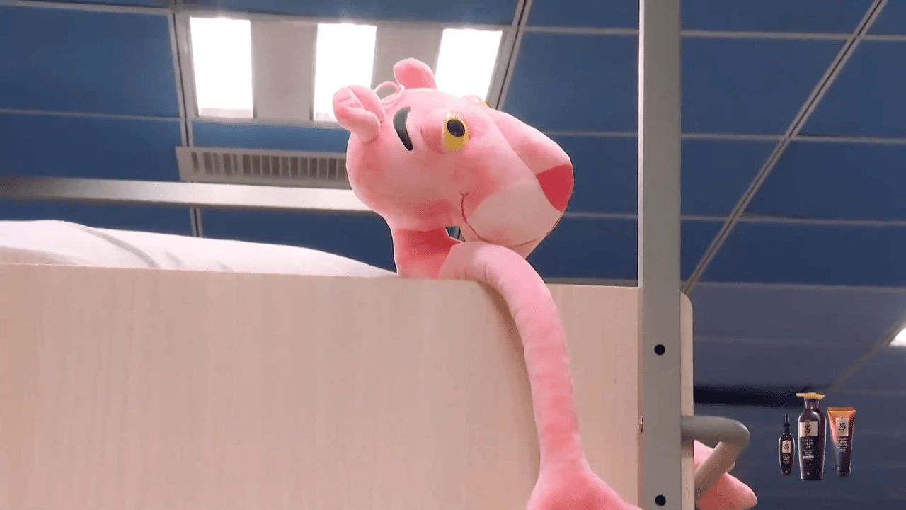 何洛洛还留着创造营的粉红豹 壶人DNA狠狠动了！何洛洛至今还留着创造营的粉红豹，