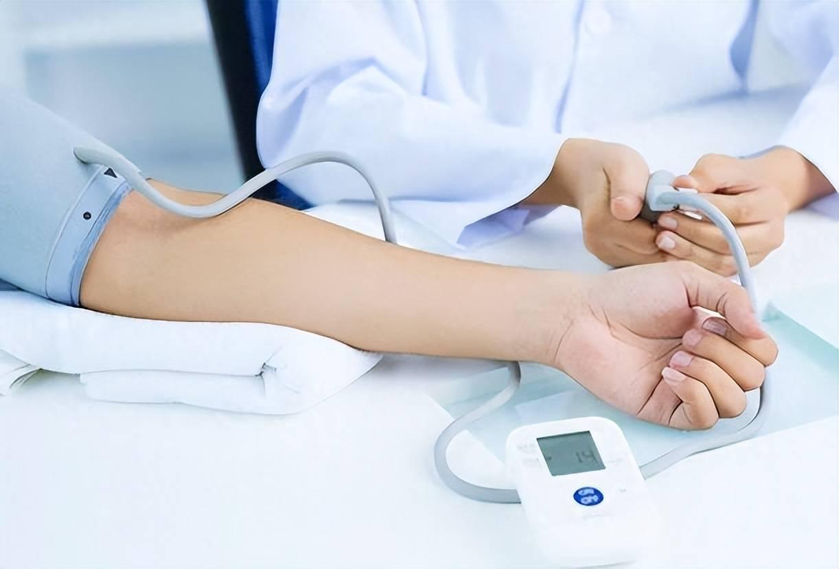 今天有朋友吐槽，她在家量血压是120/80，结果去医院体检量血压是145/90，