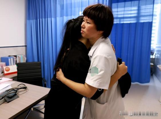 头一次见医生给患者发红包的！浙江温州，21岁打工女流产，因没钱拒不就医，女医生得