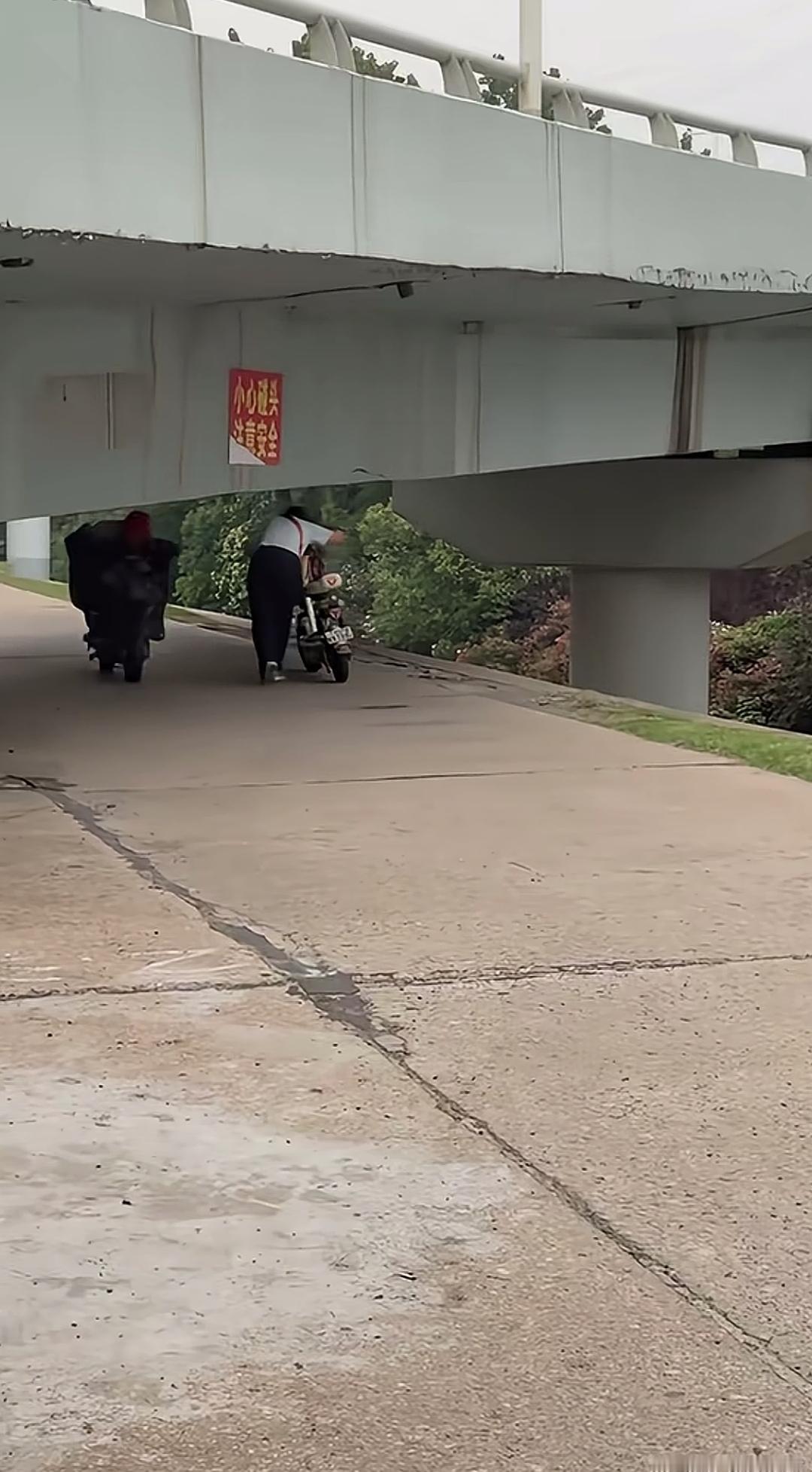 桥低路高，若想通过，需弯身低头，这般困局该如何破解？
也不知画面里这场景，是先造