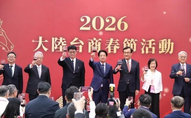 两大原因，赖清德突改口称“中国大陆”，还说“盼两岸维持现状，希望交流合作”。
