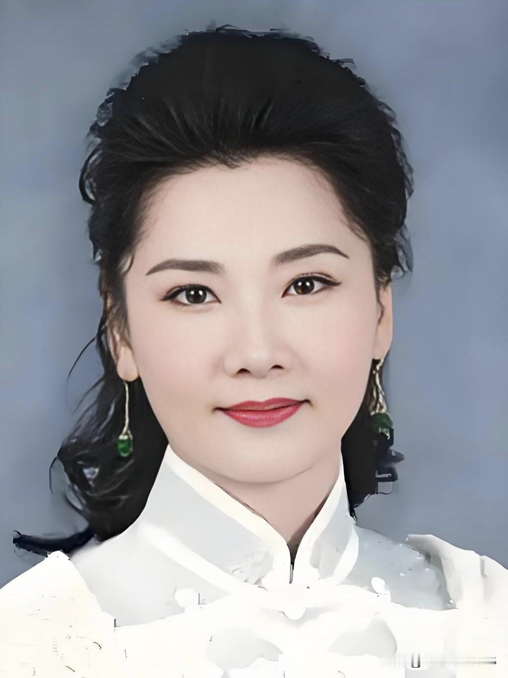 何赛飞，岁月不败的江南美人。越剧底蕴铸就绝代风华，不惧时光优雅老去。她以醇厚演技