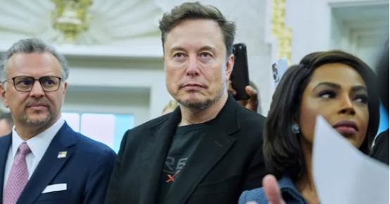 示好中国，马斯克喊话
 
当地时间1月6日，马斯克在一档播客节目中表示：中国将拥