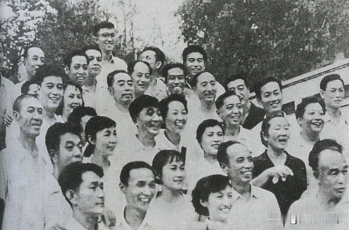 【周总理历史上的今天——7月1日】
1961年7月1日，周恩来总理与文艺工作座谈