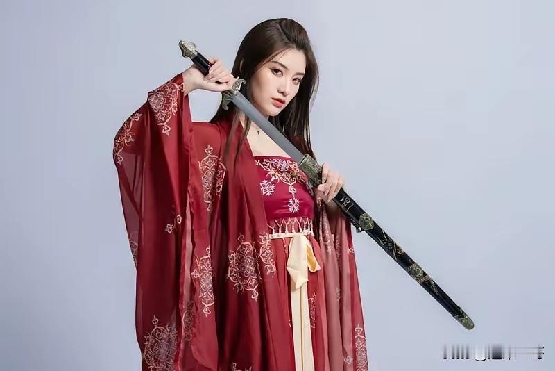 红衣扮美添姿色，
绿鐲增名长个头。
横批：《红衣与绿鐲》