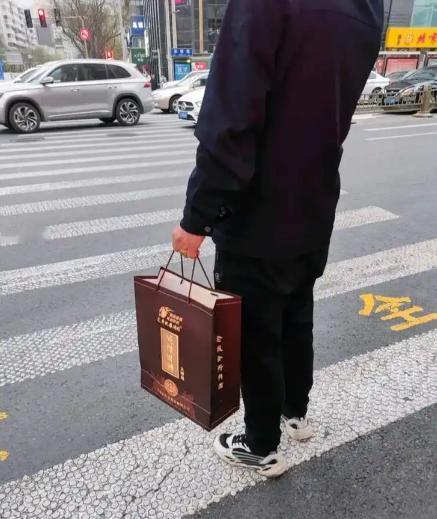 邻居家侄女结婚，男方彩礼就拎了箱酒，姑娘转头就让拿回去办酒席了。
亲妈当场炸锅：