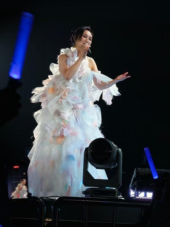 杨千嬅我的眼睛就是尺 看杨千嬅生日会，她那“尺”一样的眼神太厉害，找出粉丝后又被