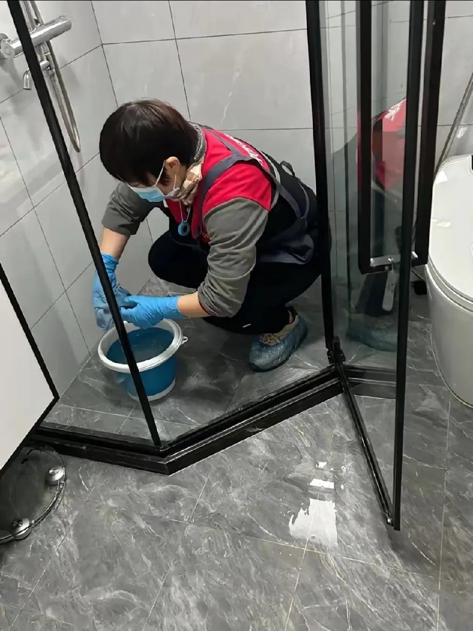 @豆包 帮我点评我觉得花钱请人打扫卫生是值得的。家务琐碎又耗时间，擦窗、拖地、清