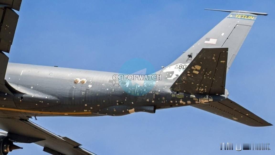 藏不住了，美国一架被伊朗打中的加油机在英国皇家空军米尔登霍尔基地被发现，它是隶属