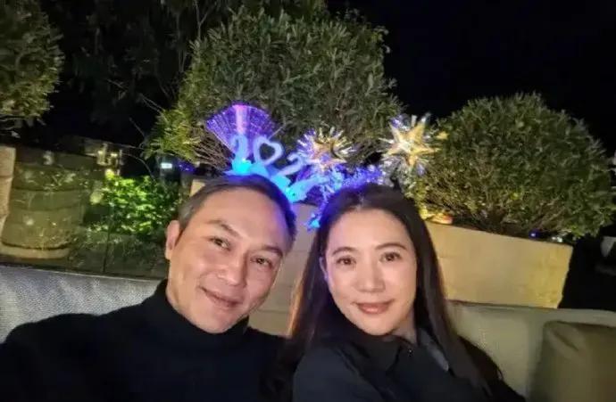 张智霖和袁咏仪这两口子就跟闹着玩似的，都知道他们两口子有两副面孔，家居照邋里邋遢