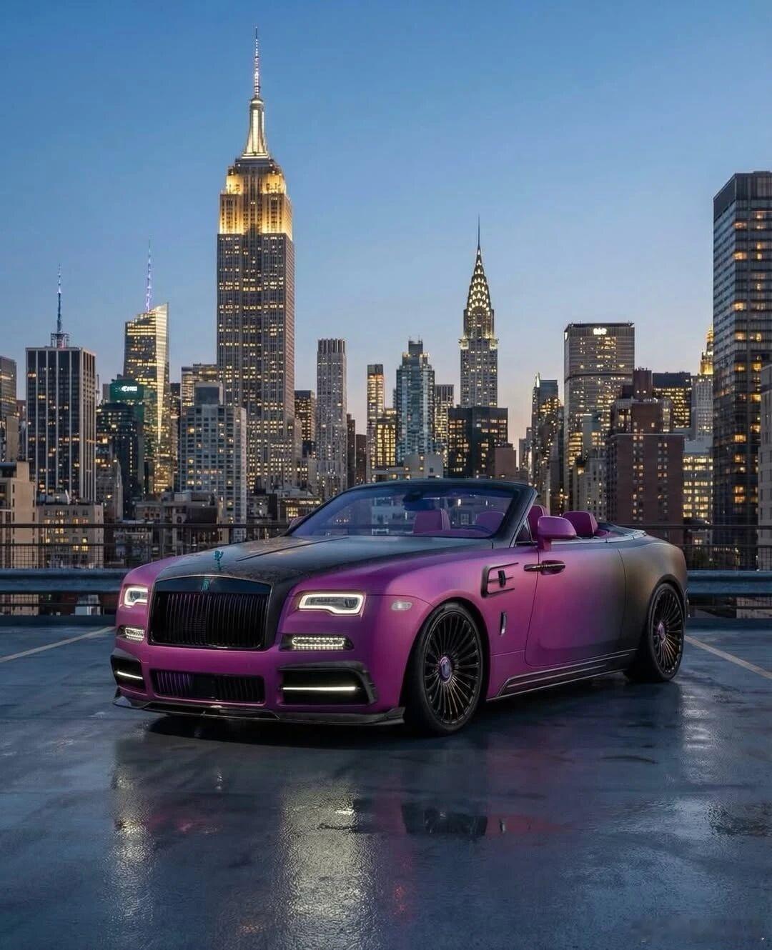 定义粉黑的另一种可能。它不是拼接，而是从玫红到墨黑的无界渐变，如同黄昏在车身流淌