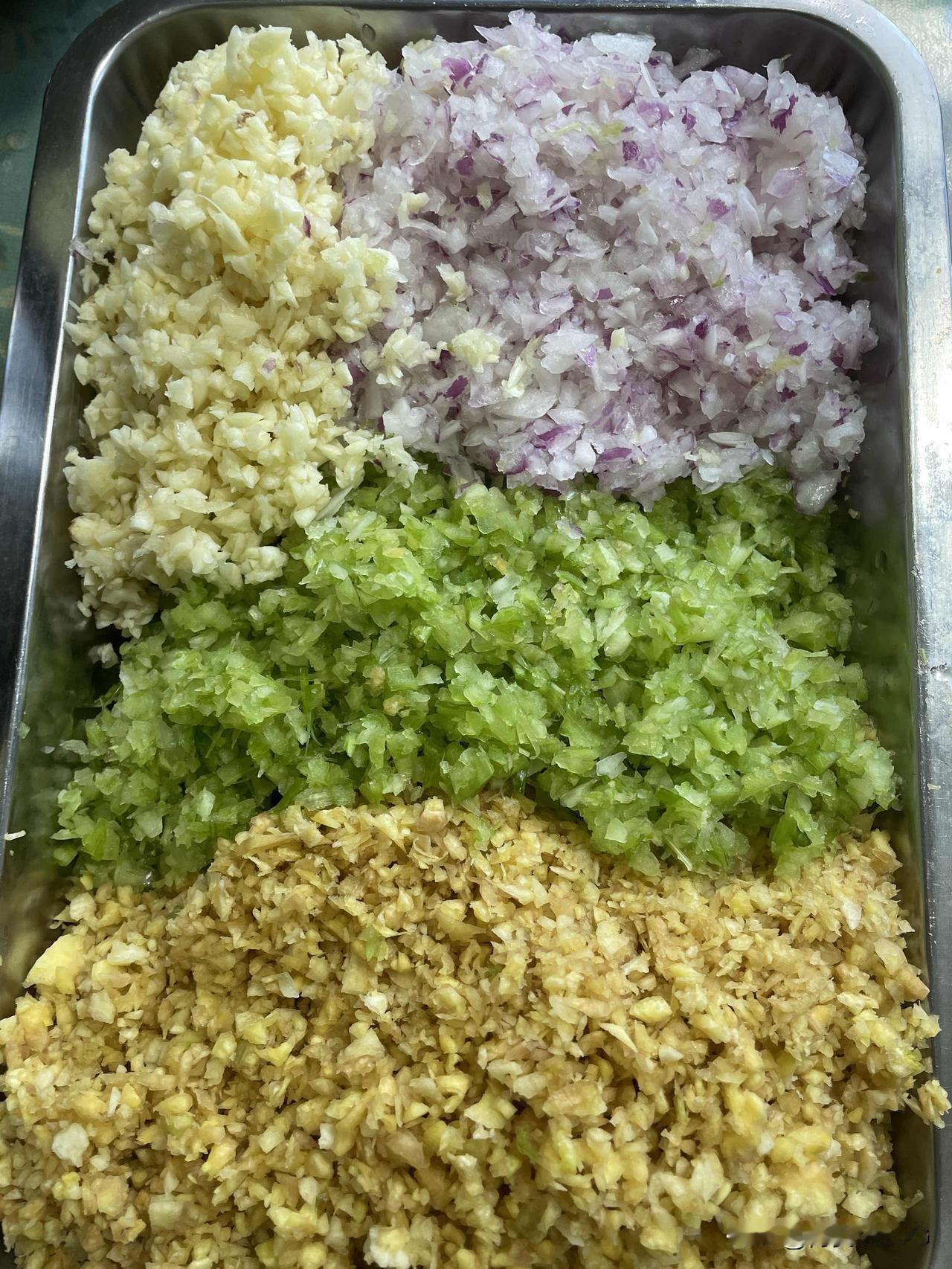 现在真是年龄不由人，拿着相机忘带杆了，视频没法拍，做了意面配鲫鱼豆腐汤，孩子们又