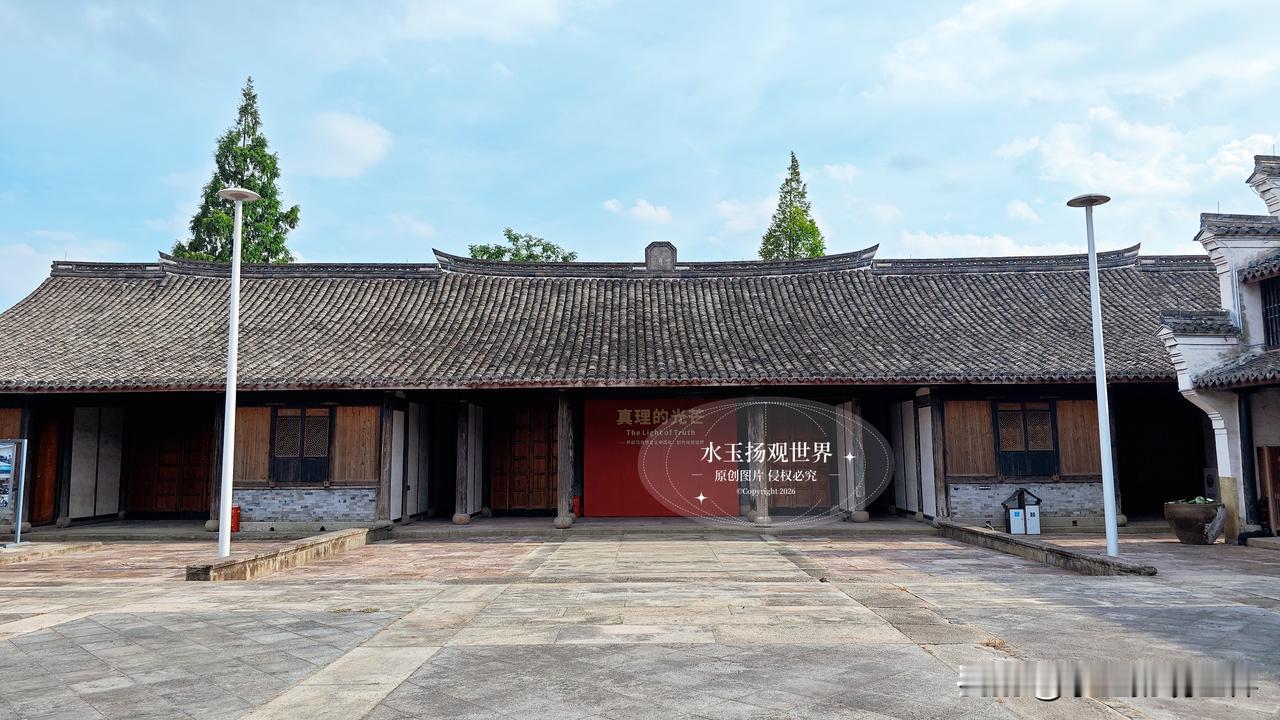 来到慈城古县城，大多数游客都忙着寻访官宦世家的豪门大院，很容易错过这条安静巷弄里