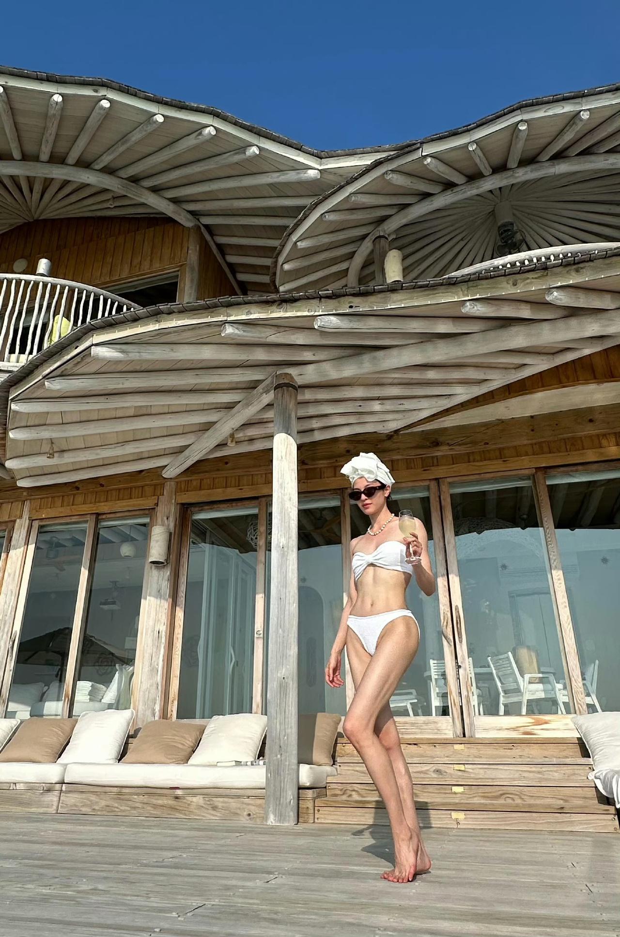 钟楚曦马尔代夫旅游照 白色泳装绝美身材✨🤍 ​​​