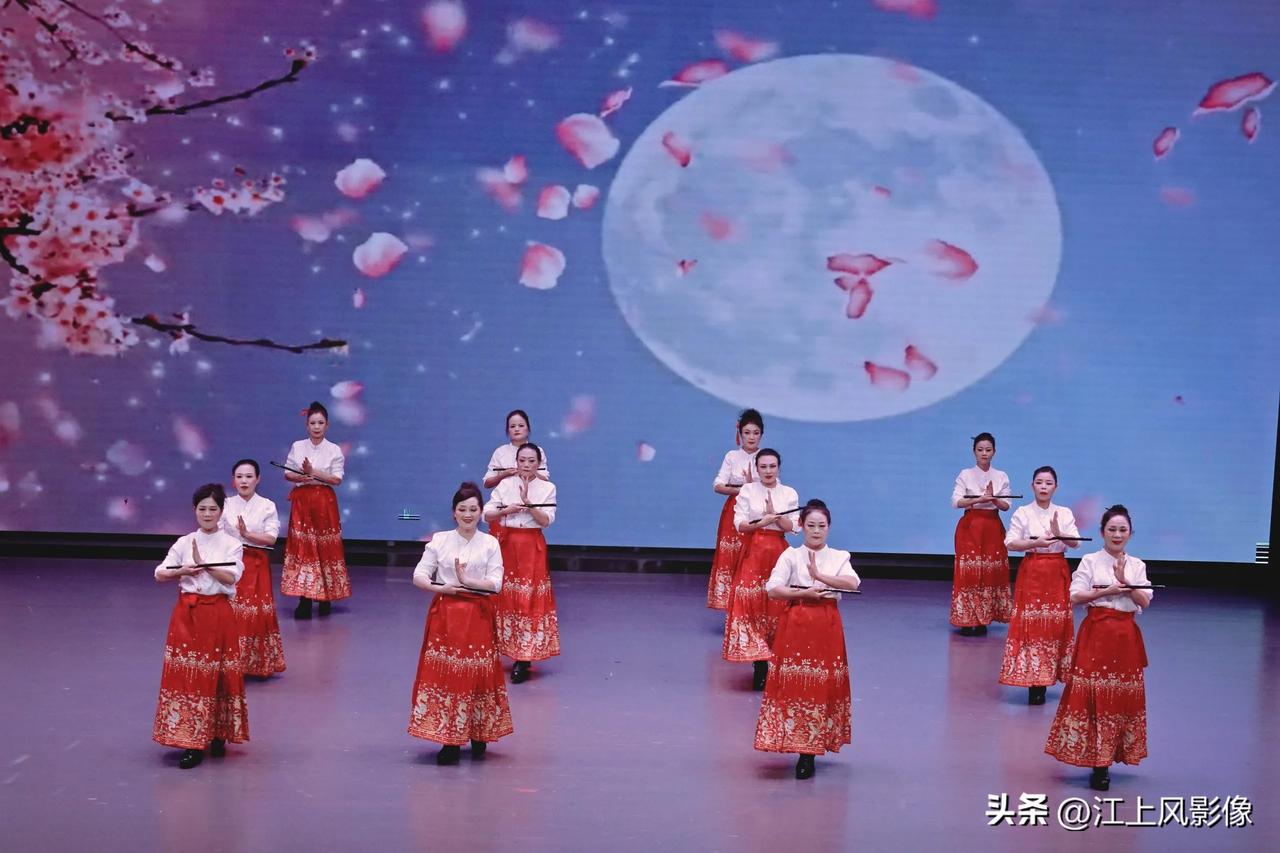  
夕阳无限好，最美吴都人
由退休老年人主演的欢庆九九重阳节联欢活动，在鄂州市群