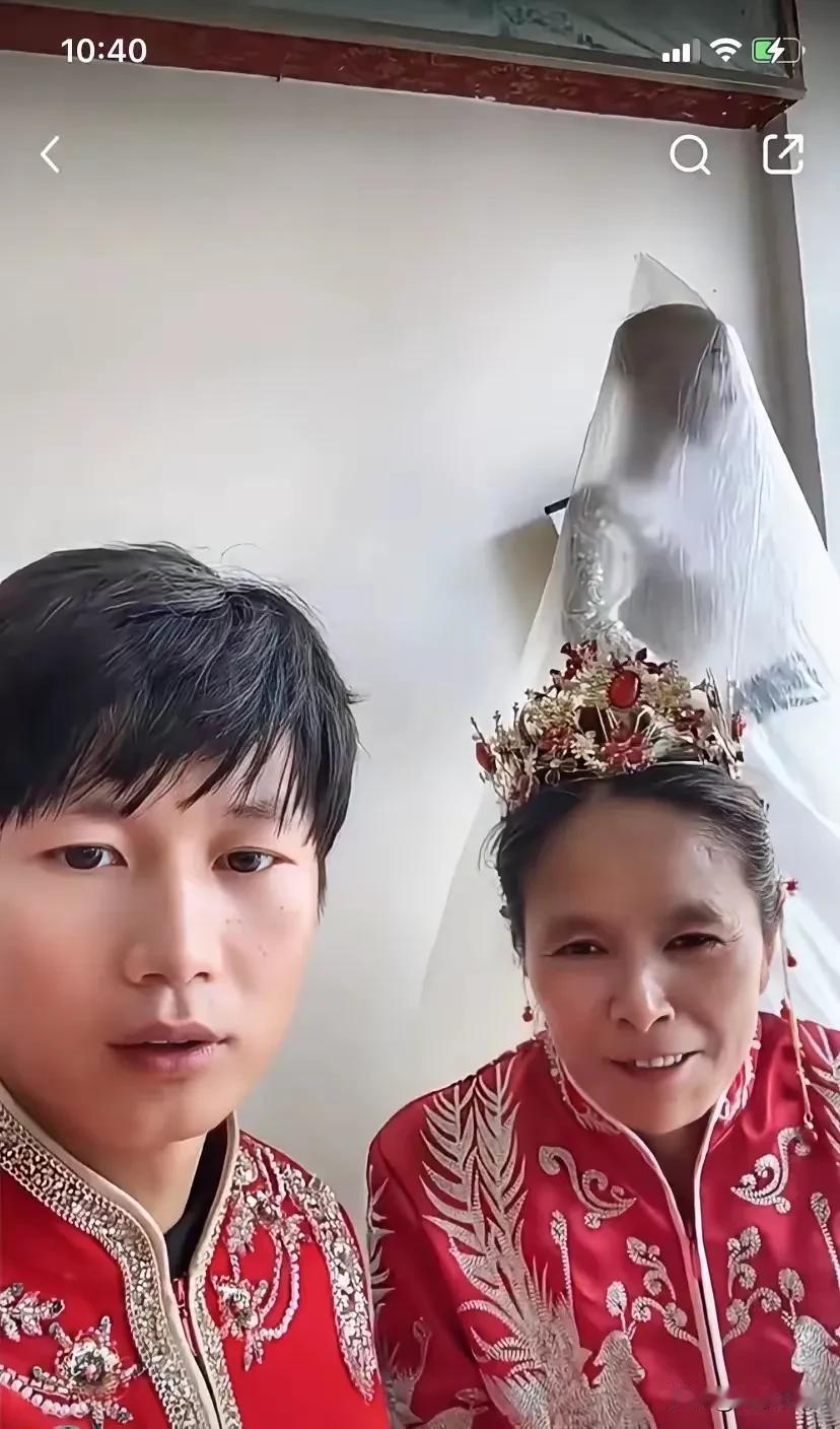 26岁男子，娶个52岁的人做老婆，感觉震惊！

这个男的这么年轻，长相又不差，长