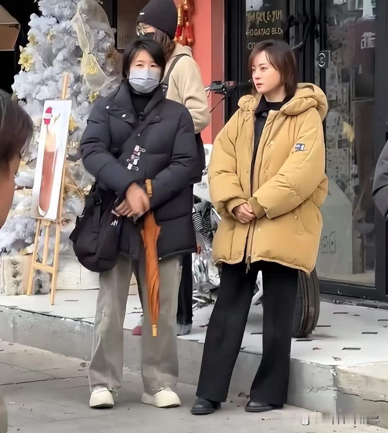 这还是大家熟悉的那个孙俪吗？有粉丝在苏州养育巷偶遇正在准备拍戏的孙俪，于是粉丝热
