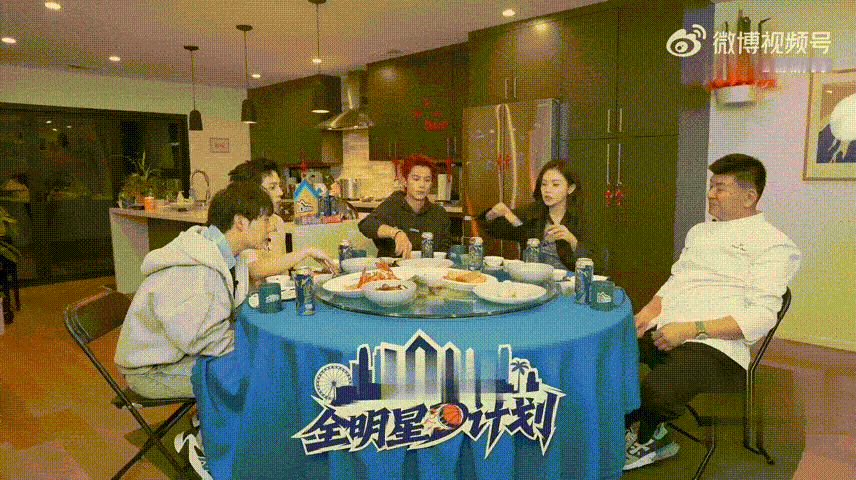 王鹤棣饭局锦鲤体质王鹤棣简直是饭局幸运星！锦鲤体质拉满，星年饭局玩游戏直接抽中5