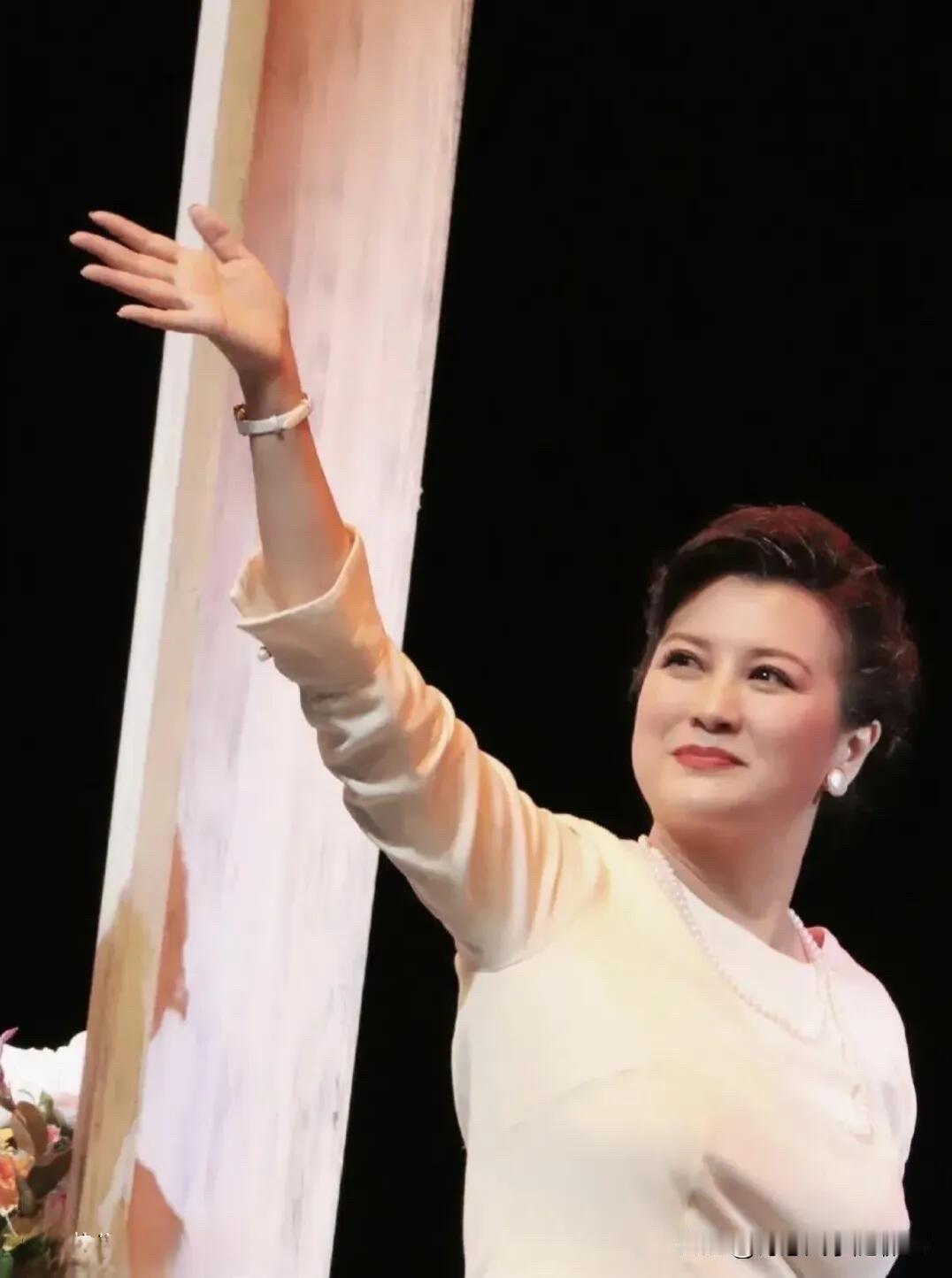 演绎过经典影视剧《围城》里的唐晓芙扮演者史兰芽也老了，但她老的优雅大气，不是第一