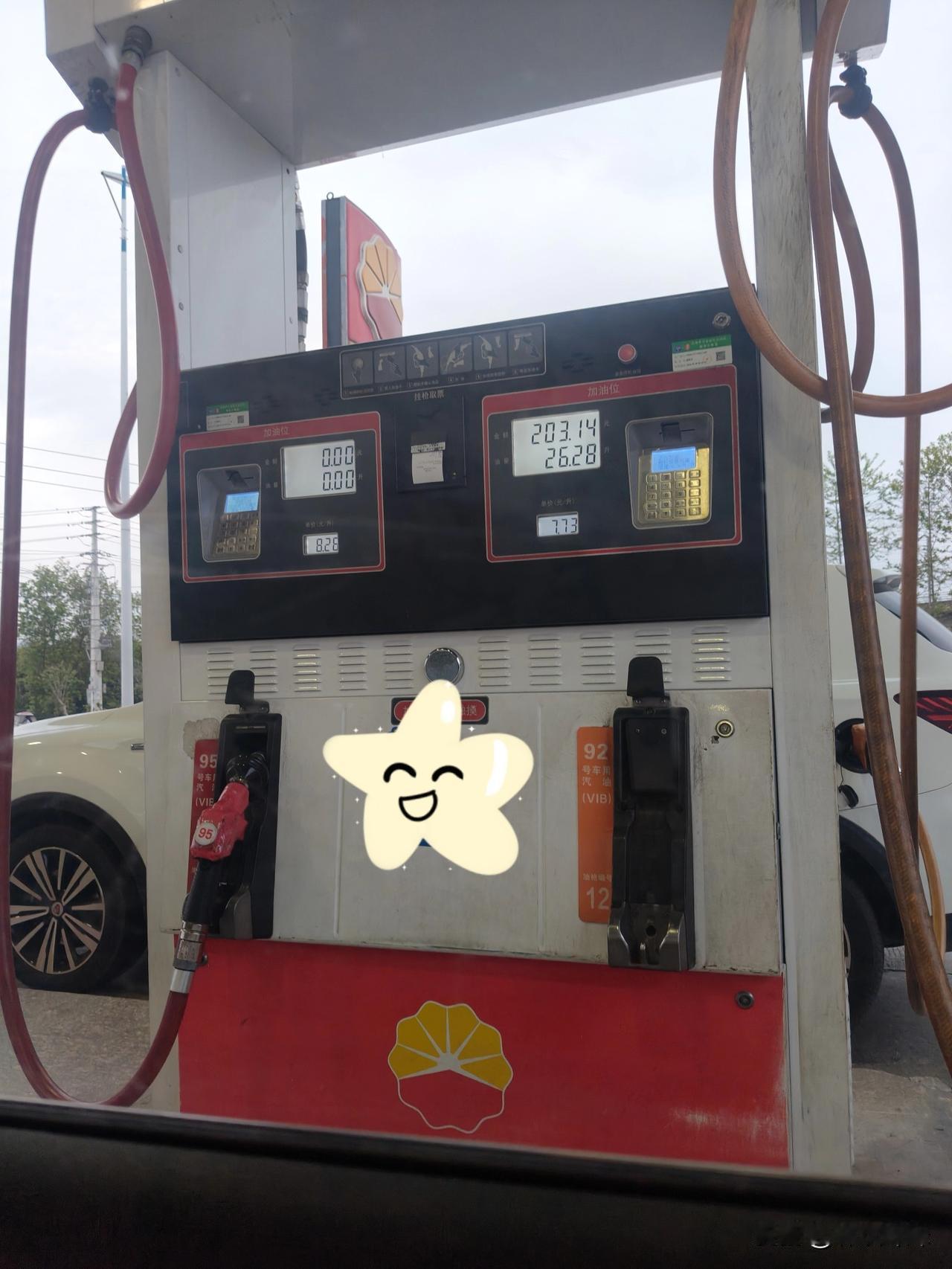 老公从网上听说的，油价今晚上过后开始就要涨了，所以他今天送了孩子就赶忙来加油站把