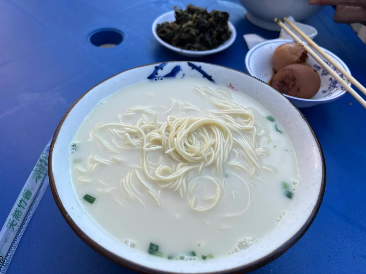 又发现一家鱼汤面。

我吃过的所有鱼汤面，还是东台的鱼汤面的鱼汤最好。

但是东