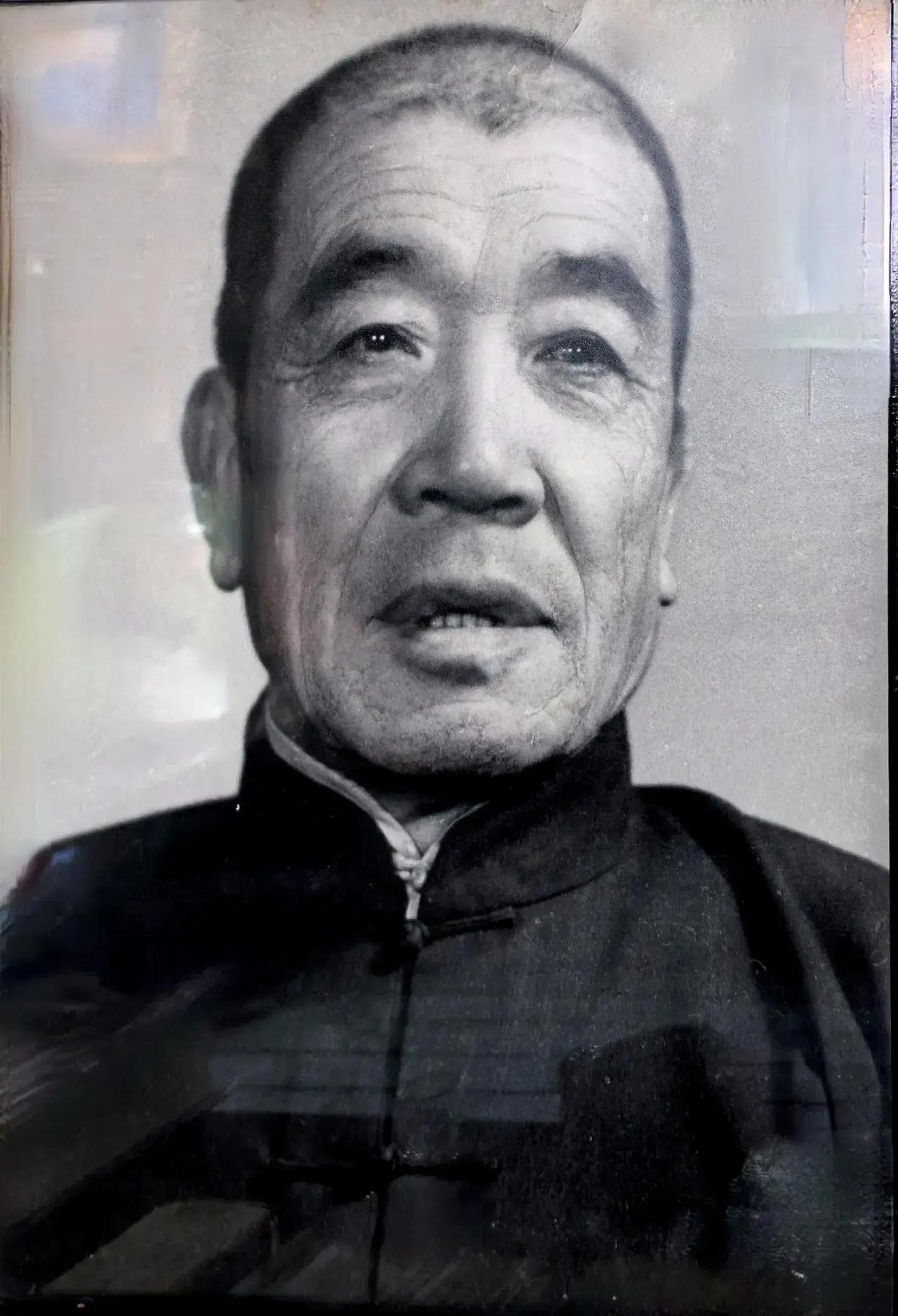 陈永贵任国务院副总理后，给自己立下不转户口、不带家属、不拿高薪的规矩，始终以大寨