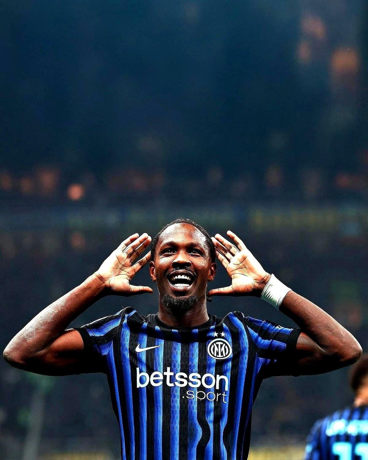 图拉姆最近是真让人看不懂，国家队9号球衣刚到手，结果在俱乐部就疯狂吐饼。

明明