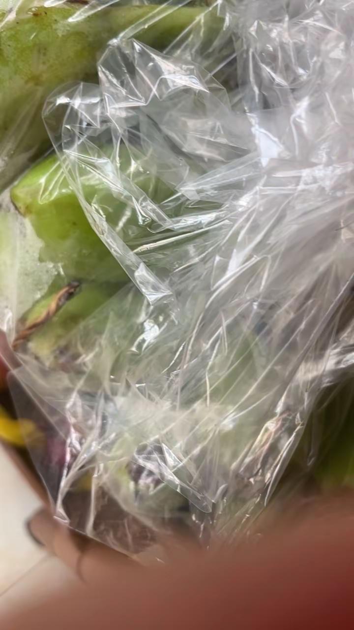 很新鲜，是青色的需要放置，箱内有提示，很是温馨，外观很哇塞，物流很给力！几天后吃