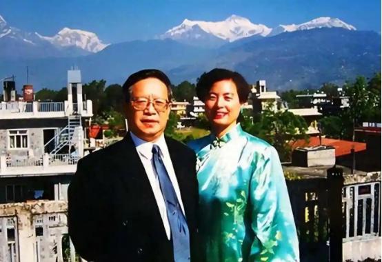 2005 年，中国驻尼泊尔外交官朱敏才退休后，瞒着子女，带着妻子连夜离家，从此杳