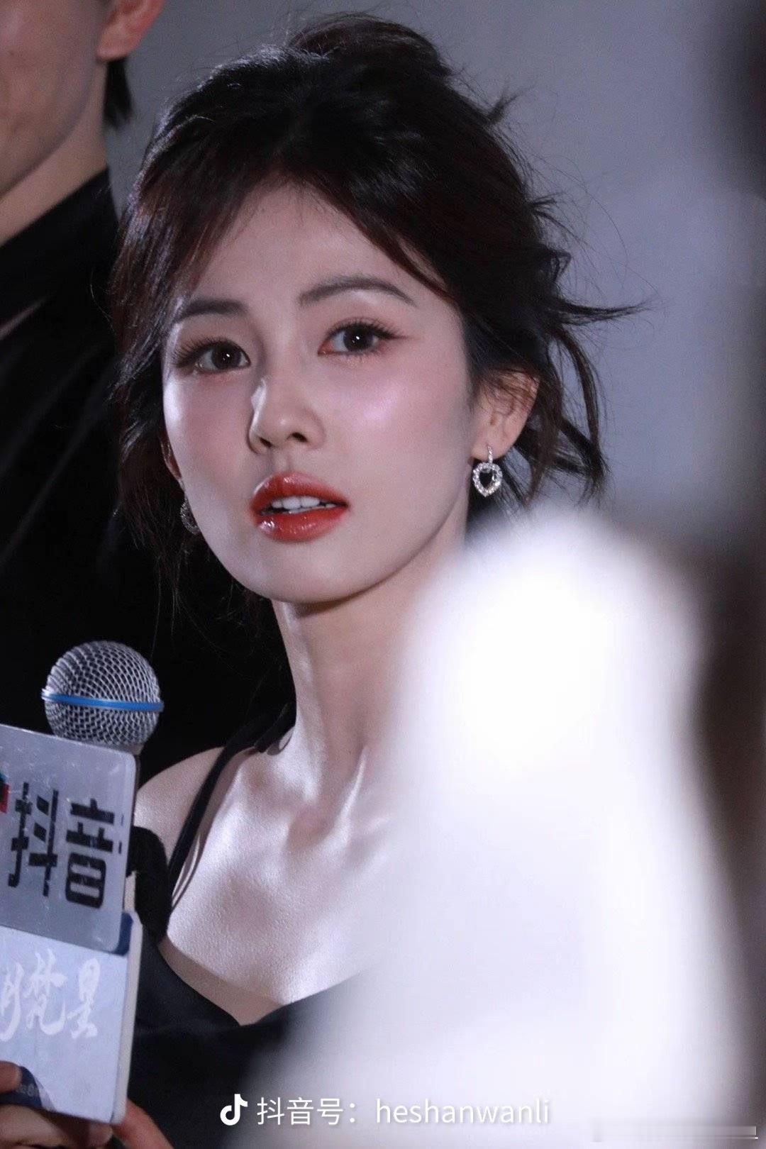 白鹿看起来是那种，素颜也很漂亮的真美女， 白鹿的美貌，鹿茸的荣耀[舔屏] 白鹿[