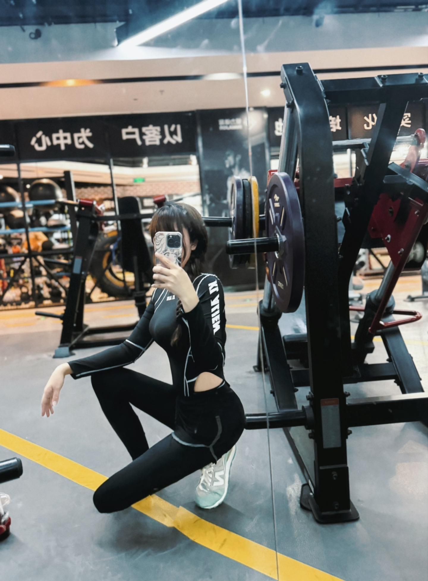 练得怎么样不知道，健身房哪面镜子拍照好看，是了如指掌。