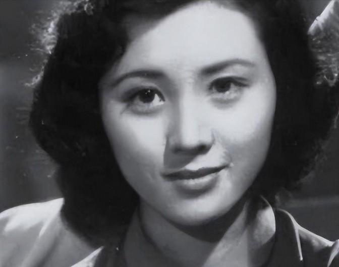 1942年，一女八路从来不洗脚，引起了游击队长甄凤山的警惕，他半夜潜入女队员房间