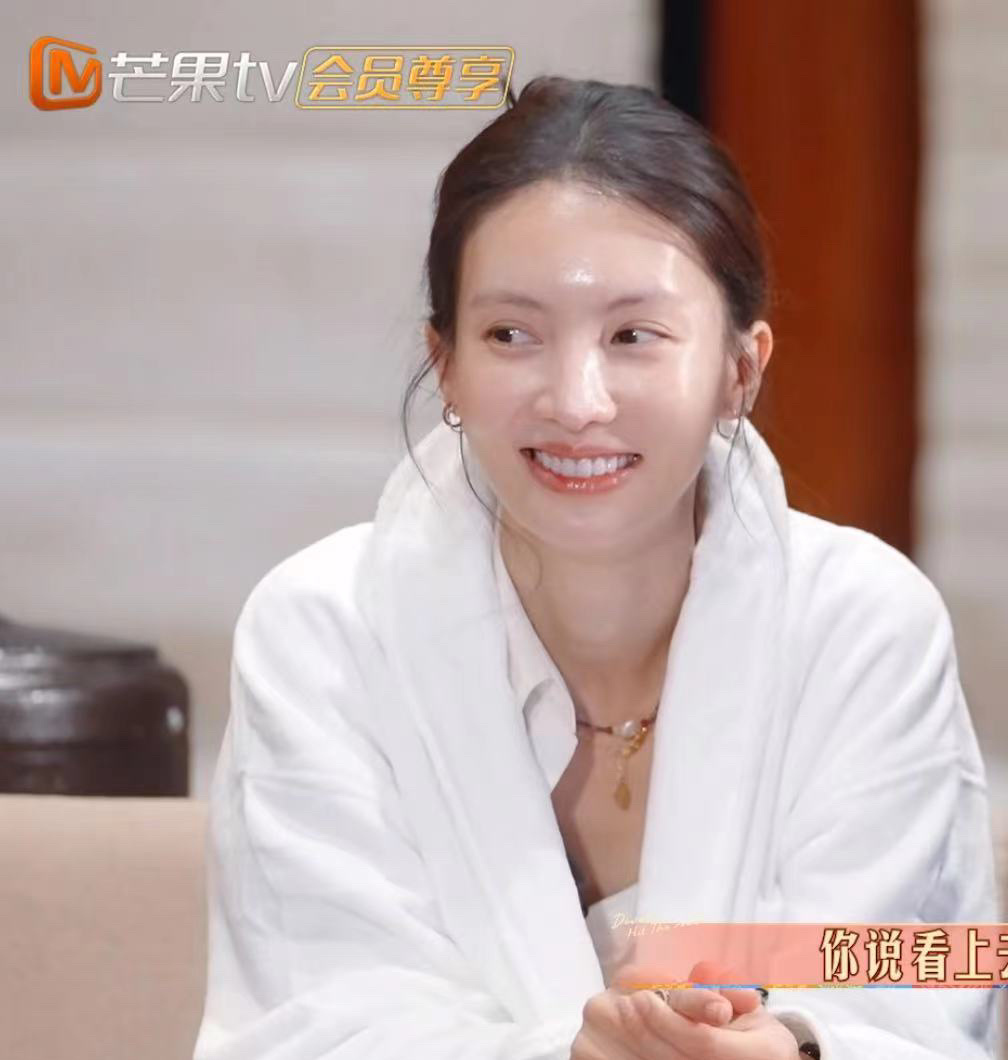 #金晨裸妆#金晨在《花儿与少年6》里的皮肤状态好好啊，怼脸拍都看不出毛孔瑕疵！！