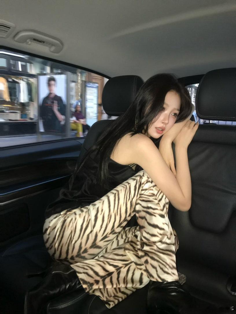 虞书欣化黑银眼妆虞书欣黑银眼妆好辣 虞书欣化黑银眼妆，喜欢这个妆 