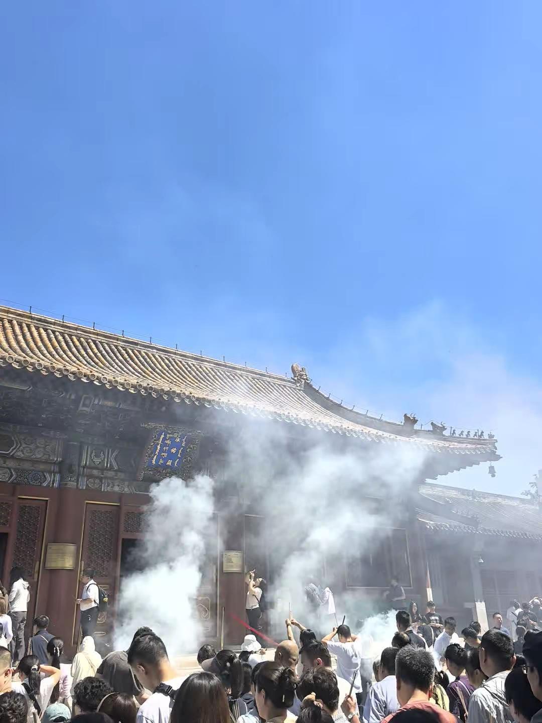 “不求大富大贵，只愿岁岁平安，万事顺遂” 寺庙挤爆了