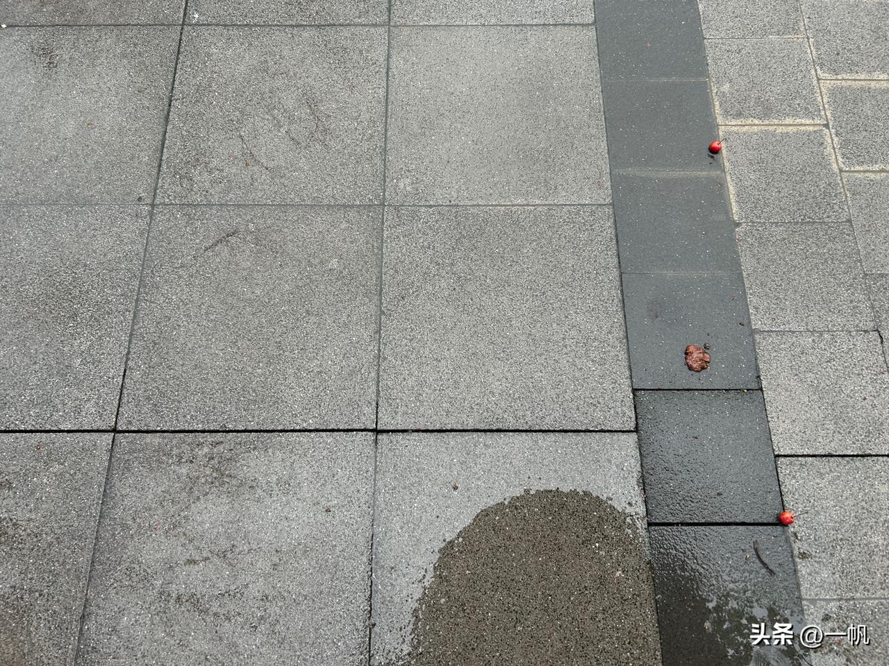 雨天这种地砖真是坑啊[捂脸]看着还行，就是不知道哪块砖空鼓不平，稍不注意滋一裤腿