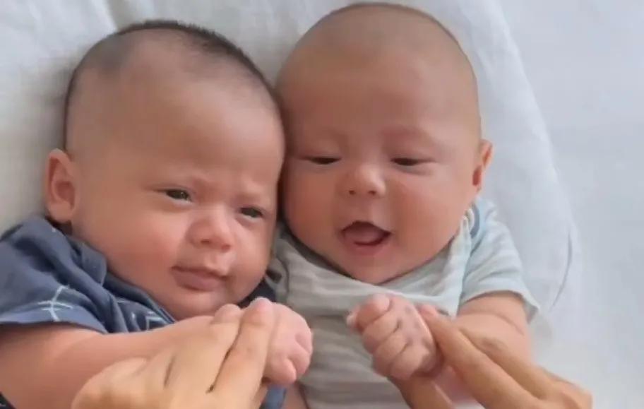叶海洋太会玩了
把双胞胎儿子欧文和欧森
逗得好开心好快乐
看来看去
还是欧文活跃