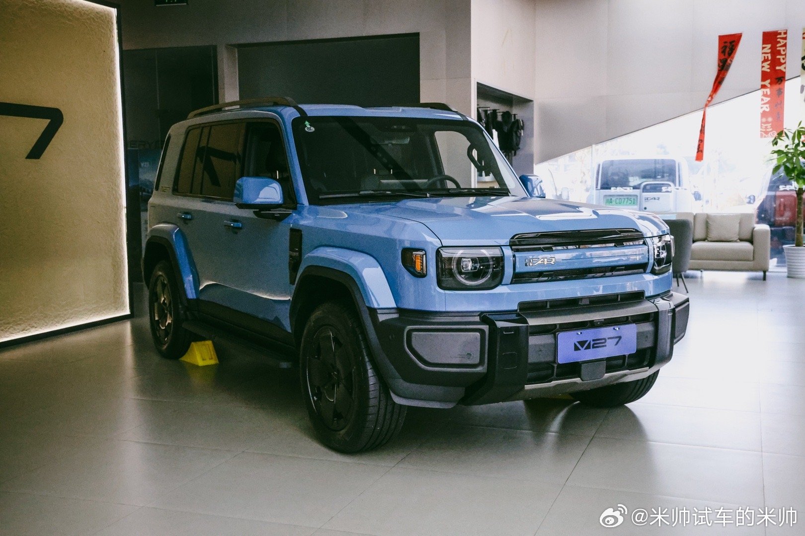 到店实拍iCAR V27，蓝色的车看起来就像是个大玩具一样，作为复古硬派大五座S