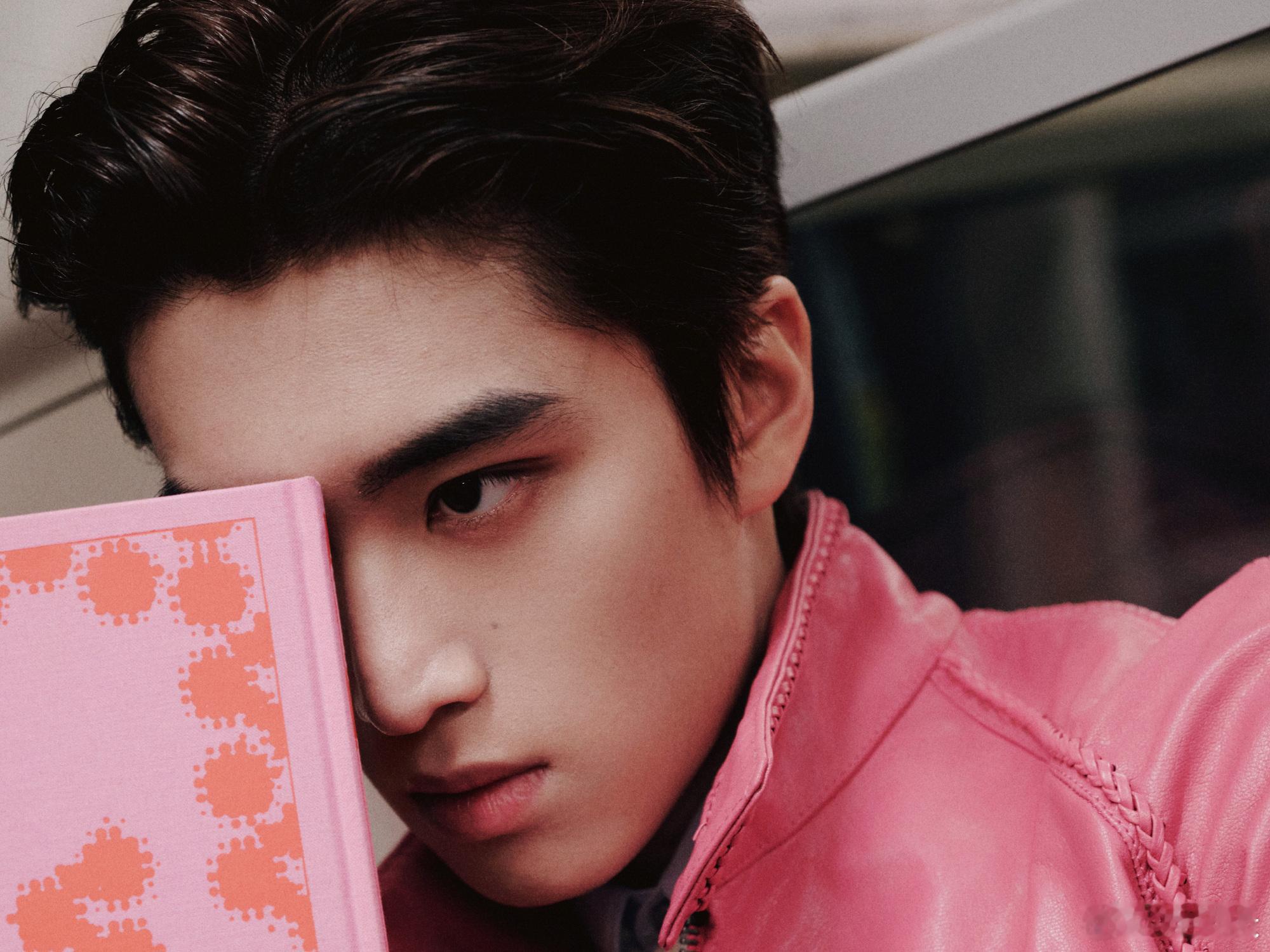 张康乐跟网友合影说了句这么快 张康乐伦敦时装周首秀Burberry玫粉皮衣又潮又