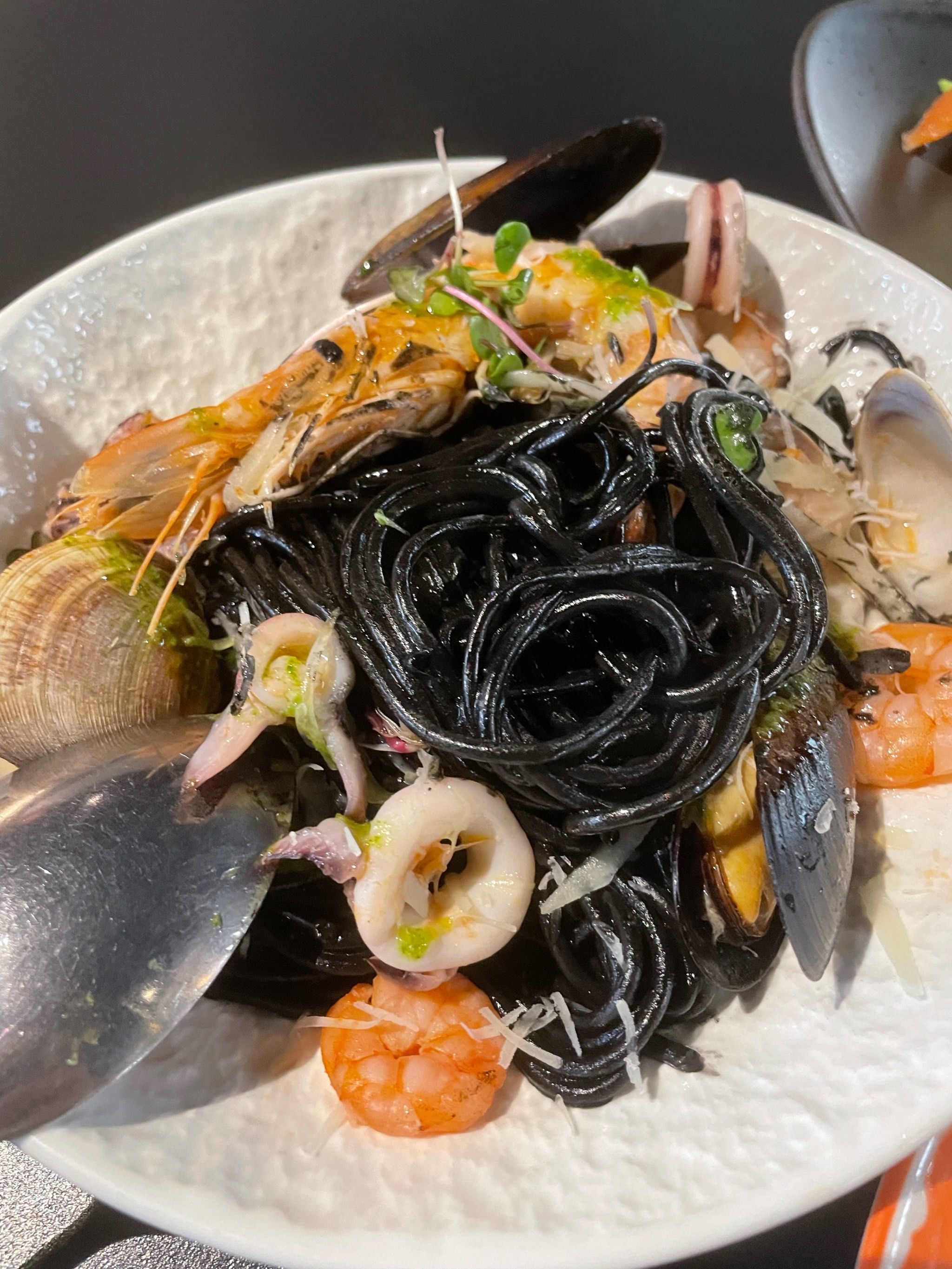 很多年前上海的一个朋友跟我说在日料店跟店员吵架，因为墨鱼刺身里面还有墨汁，当时我