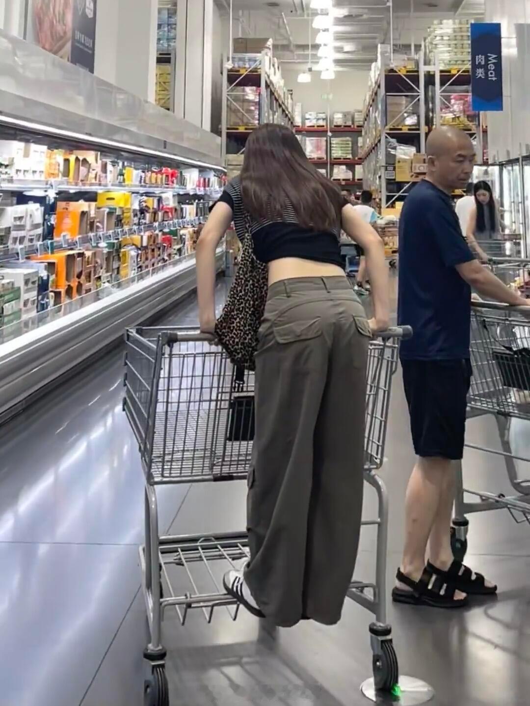 山姆看到的，一眼看到就爱上这裤子真的太好看了！！！弯刀+阔腿版型遮胯宽显腿长！总