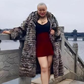 “谁娶我，我送他一辆宾利。”2019 年，一名光头肥乳的女子，身着皮草，手上挂满