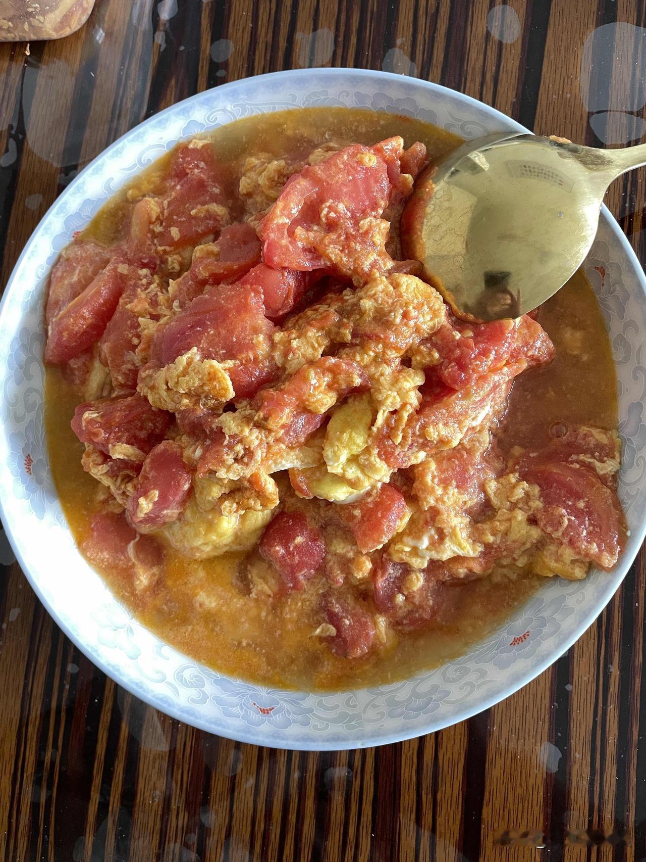 去年他就早已宣布“以后不下厨房了”。可我知道，他的“退休”从来不是真的。只要我念