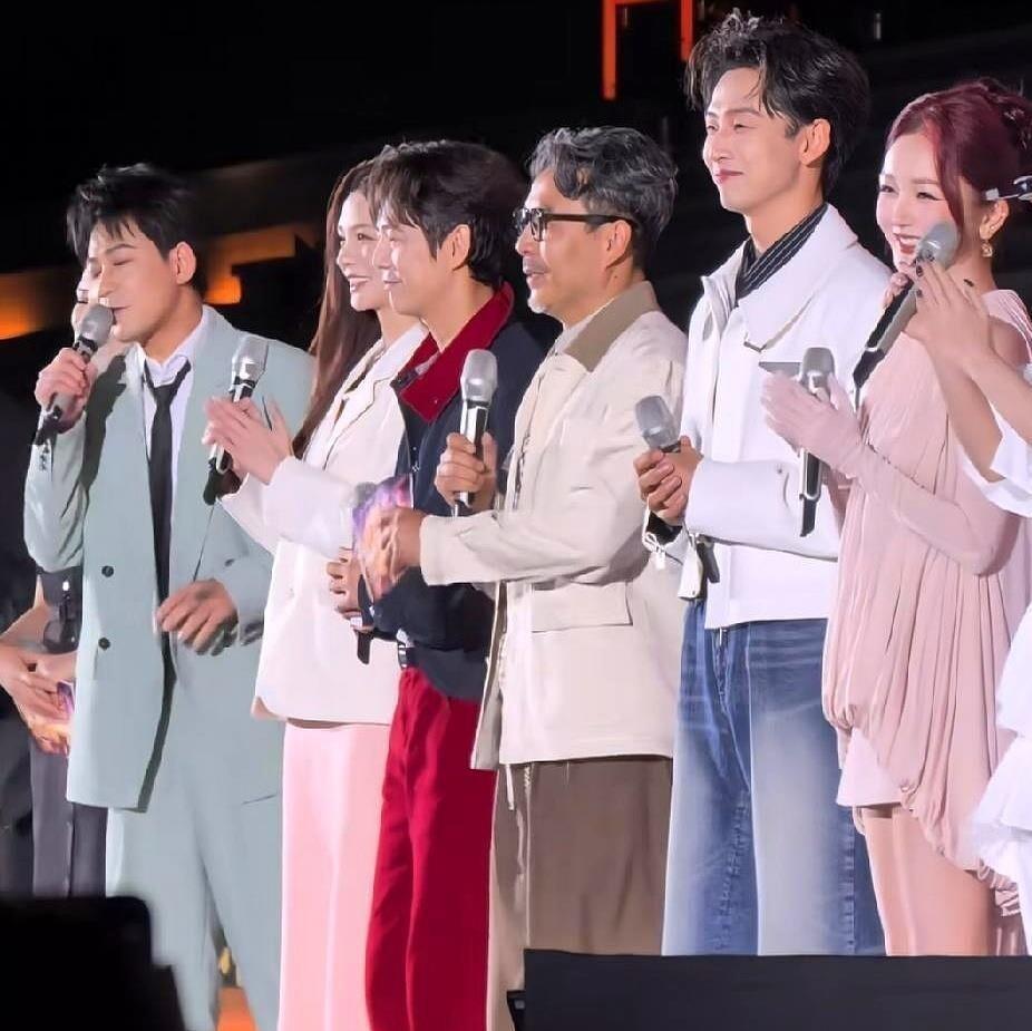何炅汪涵五十多岁还在张家界扛招商会，齐思钧站第二排绷着脸接话，芒果台这杆旗还能递