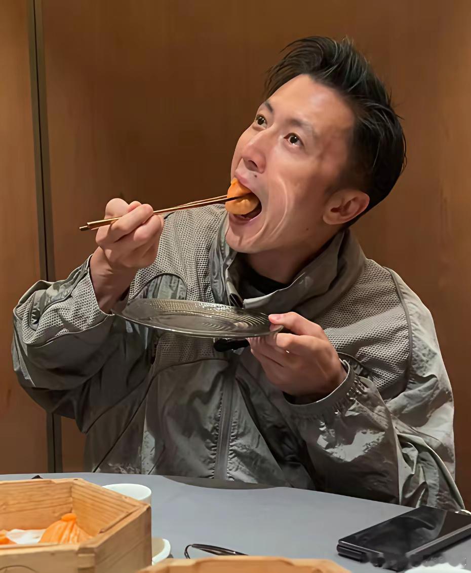 谢霆锋父母聚餐，谢贤“断崖式衰老”，狄波拉依旧如少女般青春！ ​​​