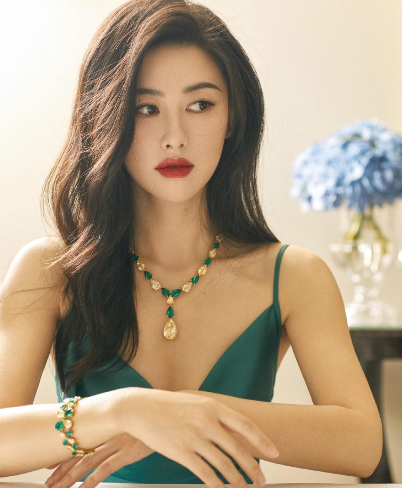 聊朱珠的演技，我发现一个怪事，她好像从来不在乎自己是不是主角。
你看《精英律师》